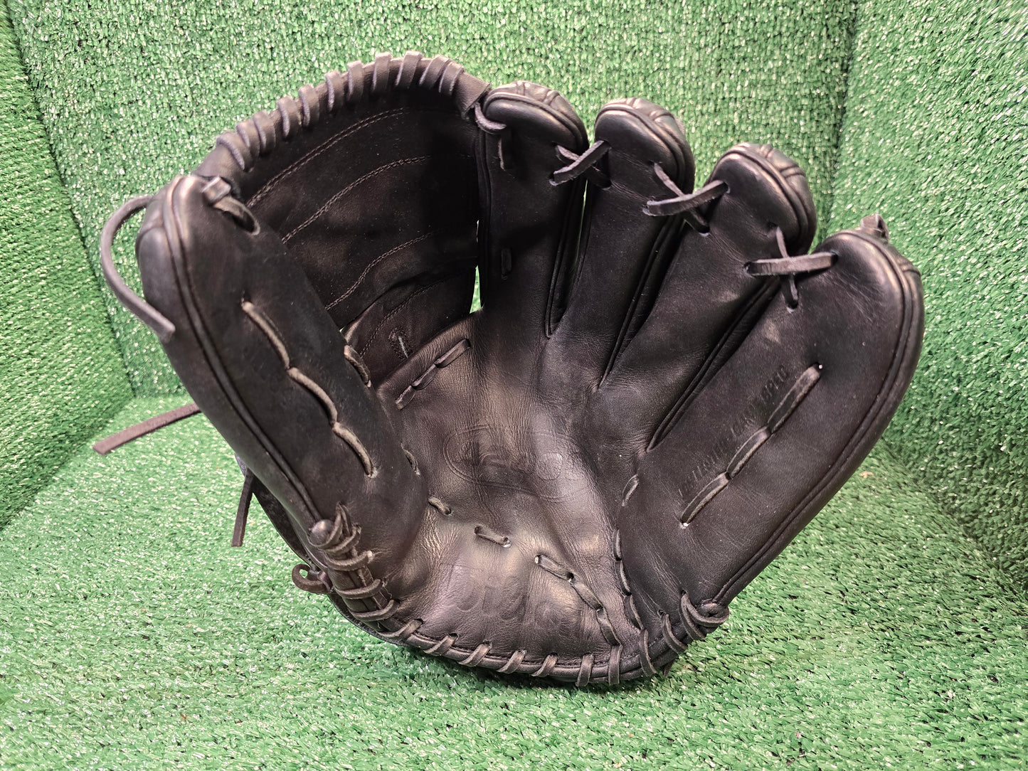 Wilson A2000 12.5” Pitcher’s Glove